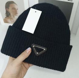 2023 Otoño e invierno PRA DAA Beanie Diseñador de lujo para mujer Sombreros de punto Sombrero de punto cálido Gorros con logotipo de triángulo de metal esmaltado de alta calidad para hombres