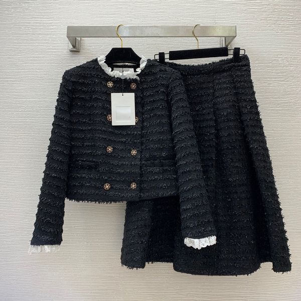 2023 Automne Noir Contraste Couleur Deux Pièces Ensembles De Robe À Manches Longues Col Rond Manteau À Panneaux En Dentelle + Taille Haute Jupe Mi-mollet Ensemble Deux Pièces Costumes B3N101756