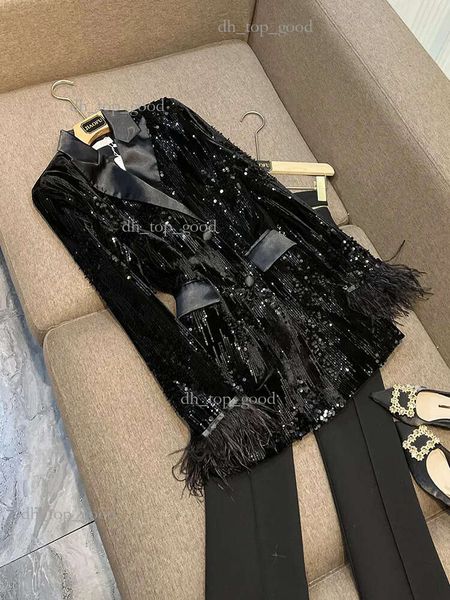 Costume noir à paillettes et plumes, veste croisée à revers à manches longues