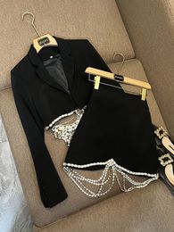 2023 Otoño Negro / Blanco Cadenas de diamantes de imitación Conjuntos de vestidos de dos piezas Manga larga con solapa con muescas Blazers Top Trajes de falda corta Conjunto O3L012237