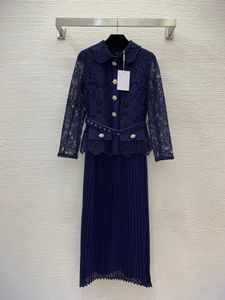 2023 Automne Bleu Floral Dentelle Deux Pièces Ensembles De Robe 4/5 Manches Longues Col Revers Haut À Simple Boutonnage Avec Panneaux Plissés Robe Mi-mollet Ensemble Deux Pièces Costumes B3S201409