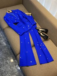 2023 Herfstblauwe tweedelige broeksets met metalen gaten, lange mouwen, ingekeepte revers, enkele rij knopen, blazers, top flare broek, broekpakset, tweedelige pakken O3G302679