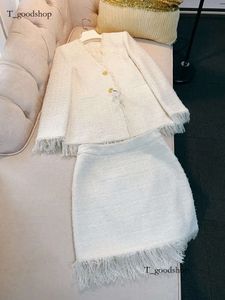 2023 Autumn Ivory Solid Color Tassel tweedelig jurksets Sets met lange mouwen V-hals Tweed Single-Breasted Coat Korte rokpakken Set Two Piece Suits 089