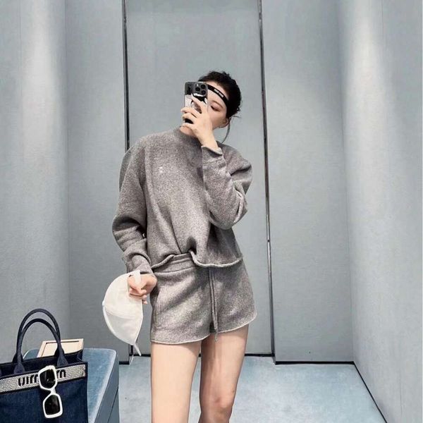 2023 Autumn New Product Academy Age Age reduciendo el suéter de jarro de punto de punto MIU Sweater High Wistting Shorts informal Instagram para mujeres