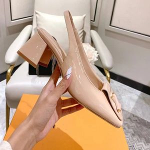 2023 Automne Chaussures habillées en cuir verni Boutons ornés d'escarpins et de sandales en cuir Chaussures d'usine Sandales de soirée de luxe pour femmes d'une hauteur de 5,5 cm