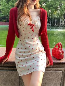 2023 Autumn Sweet 2 -delige jurk Set vrouw Red Short Cardigan Tops Strap Floral Y2K Mini Party Koreaans Fashion Suit 240401