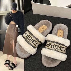 Pantoufles en peluche pour femmes, nouvelle édition coréenne automne/hiver 2023, broderie chaude et à la mode pour vêtements d'extérieur, demi-pantoufles en peluche avec lettres pour femmes, tendance