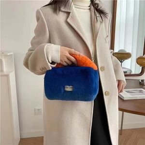 2023 Automne/Hiver Nouveau Sac à main en peluche épissé de couleur contrastée chaude pour femmes, populaire en ligne en direct, sac en peluche personnalisé pour femmes couleur bleue