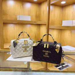 2023 Sacs Outlets Outlets Ougeya Femmes Automne et hiver Nouveau style épaule messager losange fil brodé petit sac écharpe carrée