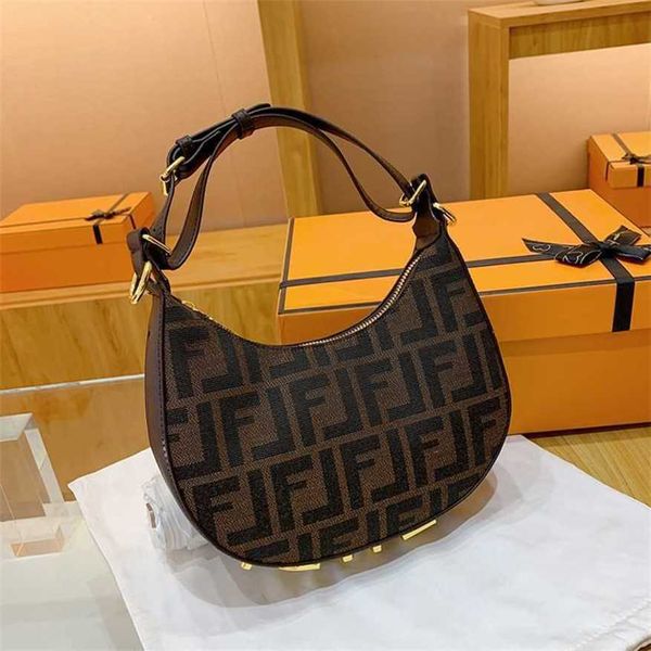 2023 Bolsas Outlet Venta en línea Un hombro Shell de la axila Ropa casual Material resistente Enfoque de viaje Bolso elegante Mujeres