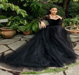 2023 Vestidos de novia góticos negros de una línea Terciopelo Mangas largas de encaje Vestidos de novia bohemios vintage Espalda abierta sexy con tren de barrido de tul 1358217