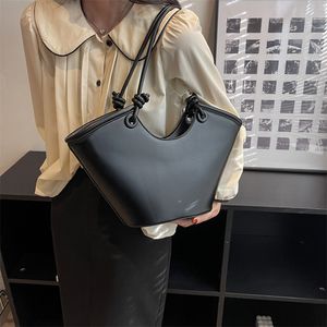 2023 Sac fourre-tout de grande capacité noir - Grand sac pour femme avec un design unique de style panier et un détail de nœud torsadé minimaliste - Texture lisse