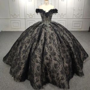 2023 Black Lace Quinceanera robes tulle hors de l'épaule volant Sweep Train Sweet 16 Birthday Prom Prom Ball Formel Evening Wear Vestidos 403 403