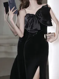2023 vestido de cóctel de terciopelo negro con cuentas Simple correa de espagueti sirena banquete sin espalda Sexy corte alto con lazo vestido de fiesta de graduación