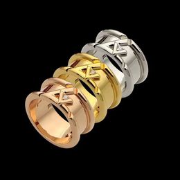 2023 Brand Fashion V-vormige Crystal Coupe Ring For Women Paren Luxury Charm Diamond Ring 18K Gold Titanium Steel Designer Sieraden
