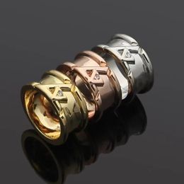 2023 Brand Luxe V-vormige kristallen coupéring voor mannen en vrouwen koppels Nieuwe brede gezicht Diamantring Hoge kwaliteit Titanium stalen concave designerring