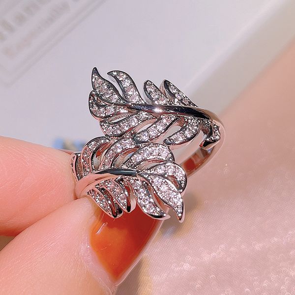 2023 Brand Top Sell Weding Rings Joyería de lujo hecha a mano 925 Silver Fill Pave White Sapphire CZ Diamond Mujeres Eternity Leaf Anillo de banda de compromiso para regalo de amante