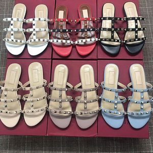 Nuevas y lujosas sandalias planas con remaches para mujer, zapatillas de cuero planas informales, chanclas 35-43, bolsa antipolvo