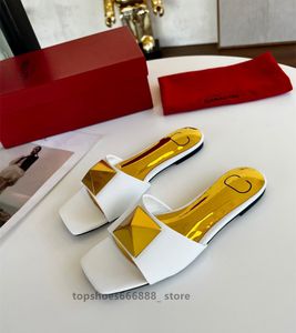 2023 Marques designer femmes pantoufles à talons hauts carré bout ouvert en cuir véritable Rome chaussure plate rivet décor un goujon sangle vacances d'été baskets sandale femme diapositive vl