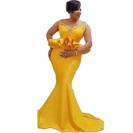 2023 Vestidos de noche de sirena de color amarillo brillante Usar volantes de satén de talla grande Peplum Vestidos de baile Fuera del hombro Granos de cristal de encaje Barrido de tren Vestido de fiesta formal