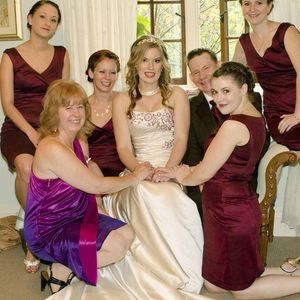 2023 Bourgondische plus size bruidsmeisje jurken satijn boven knie lengte satijn v nek mouwloze strand bruiloft gastengraden op maat gemaakt