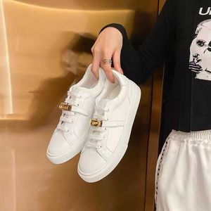 2023 knop Little White Shoes Dames Nieuwe mode met ins tide cowhide round head veter-up alle casual sporten