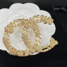 2023 c18k broche lotus plaqué or avec embellissement strass mode noble broche luxe broche designer bijoux de haute qualité la213i