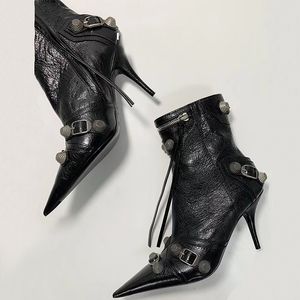 2023 Cagole bottes en peau de mouton boucle de ceinture décorative fermeture à glissière latérale locomotive sexy bottes de mode pointues talons hauts chaussures d'usine de luxe designer femmes oo
