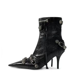 2023 Cagole bottes en peau de mouton boucle de ceinture décorative côté fermeture à glissière locomotive sexy bottes de mode pointues talons hauts chaussures de luxe designer femmes