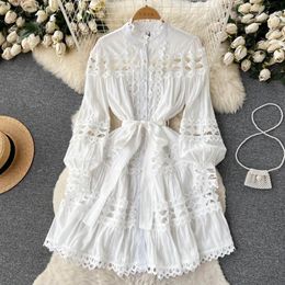 2023 vestidos casuais primavera verão branco mini vestido feminino suporte longo lanterna manga lindo flor bordado oco para fora la209v