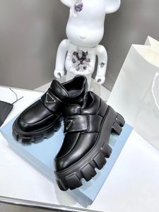 2023 Chaussures décontractées Mocassins en cuir Nap Pa rembourrés et doux Tige avec bande en cuir Semelle en caoutchouc de 55 mm Mocassins populaires auprès des célébrités et des célébrités d'Internet