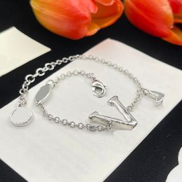 2023 Chaîne bracelets designer Pour Femmes Classique L Lettre Bracelet Fille De Luxe Minorité Femmes Artisanat Couple Bracelet Cadeaux D'anniversaire