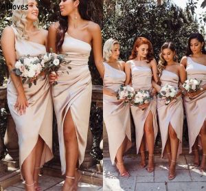 2023 Champagne bruidsmeisje jurken een schouder satijnen enkel lengte front spleet strand plus size bruiloft gasten jurken op maat gemaakte formele avondkleding