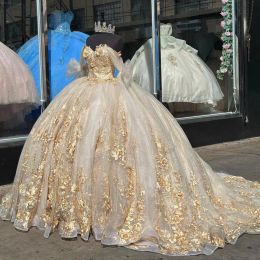 2023 Champagne Quinceanera Dresses Lace Applique Off the Shoulder Ruffles Ruches Sweep Train Sweet 16 Verjaardagsfeest Prom Ball Formele avondvestidos 403 403