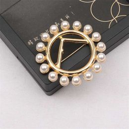 2023 Chaohan lettre F français Cool Style lumière luxe célébrité pull Cardigan anti-dérapant bouton ensemble avec perle costume poitrine broche