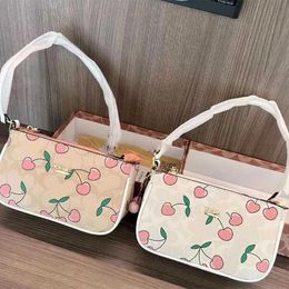 Breloques cerises avec pendentif, fourre-tout, sac à bandoulière pour filles et femmes, accessoires de mode, vêtements, décoration, cadeau, 2023