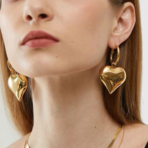 2024 Chic Heart Huggie Hoop 14k Boucles d'oreilles en or jaune Ins Bijoux Boucles d'oreilles asymétriques pour femmes Nouvelles boucles d'oreilles couleur or Bijoux Cadeau pour adolescents