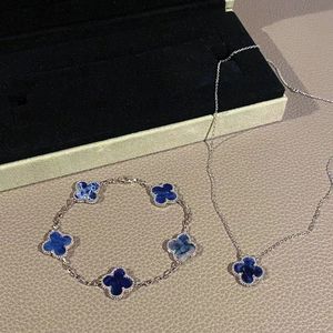 Collier trèfle de noël pour femmes, nouveau produit de styliste, pierre bleue, pendentif, haute qualité, Bracelet Cleef, bijoux, 2023