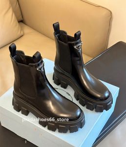 2023 Botas de lluvia de tacón grueso para mujeres Botas de tobillo de suela gruesa Diseñador de marca de lujo Botas Chelsea Media pantorrilla Zapatos de goma Martin Botas Mujer Prads