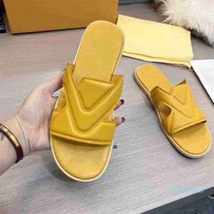 2023 Diseñador clásico Slippers One Line Fashion Mods Slippers Sandalias salientes de verano Tamaños versátiles de moda simple 35-45