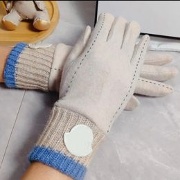 2023 Guantes de diseñador de letras clásicas para mujeres Guantes de cuero Invierno Cálido Piel de oveja Mitones Pantalla táctil Guantes de punto negros Gorro M-5