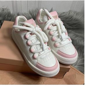 2023 Designers classiques Chaussures décontractées Femmes Voyage Cuir Baskets à lacets en cuir de vachette Mode Dame Designer plat Baskets de course Lettres Chaussure Petites chaussures blanches A02