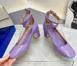 2023 Clásicos Zapatos de mujer Tacones Sandalias Moda Vestido de playa Zapato Alfabeto Dama Sandalia Cuero Tacón alto Lides -453