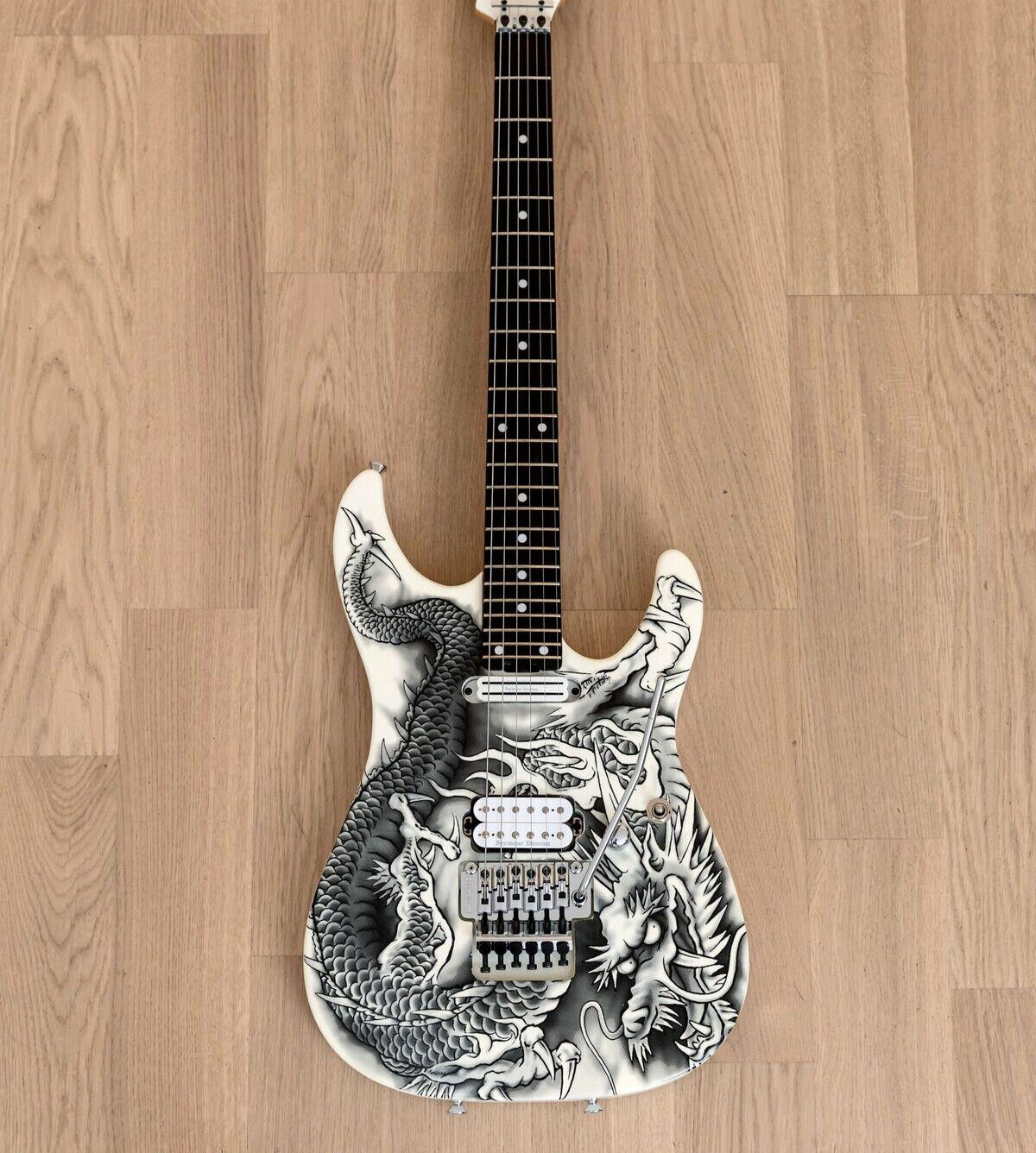2023 Anpassad elektrisk gitarrfabrik Anpassad svartvitt mönster Electric Guitar 6 strängar Mahogny