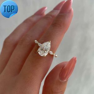 2023 Aangepaste puur 18-karaats geel goud 3ct peergeslepen 8x12mm Dcolor VVS Moissanite diamanten vierklauwsolitaire ring