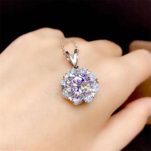 2023 mignon Imitation Mosang grand violet coloré diamant brillant pendentif femmes zircon tempérament longue clavicule chaîne en argent collier en gros