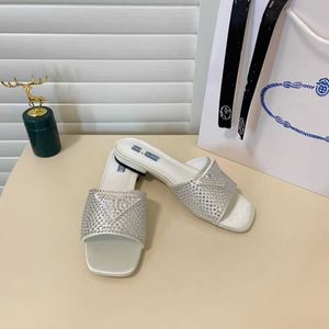 2023 Design lente en zomer nieuw product drie hoek standaard rode ster strass hiel haked flat slipper schoenklaring met hoge hakken