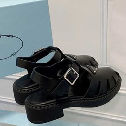 2023 design printemps et été nouvelles chaussures romaines triangulaires standard à semelles épaisses surélevées pour femmes creuses Baotou boucle à une ligne sandales à talons épais dégagement de chaussures