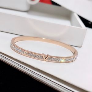 2023 Designer Bracelets De Luxe Bracelets Europe Amérique Style De Mode Femmes Bracelet Cristal 18K Or Rose Plaqué En Acier Inoxydable De Mariage Amour Cadeau Bijoux