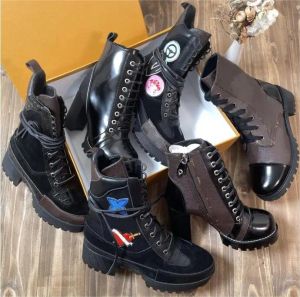 2023 Bottes de designer Martin Desert Leather Women Boot flamingos Love arrow médaille cuirs grossiers Designers d'hiver chaussures avec la taille de la boîte 35-42